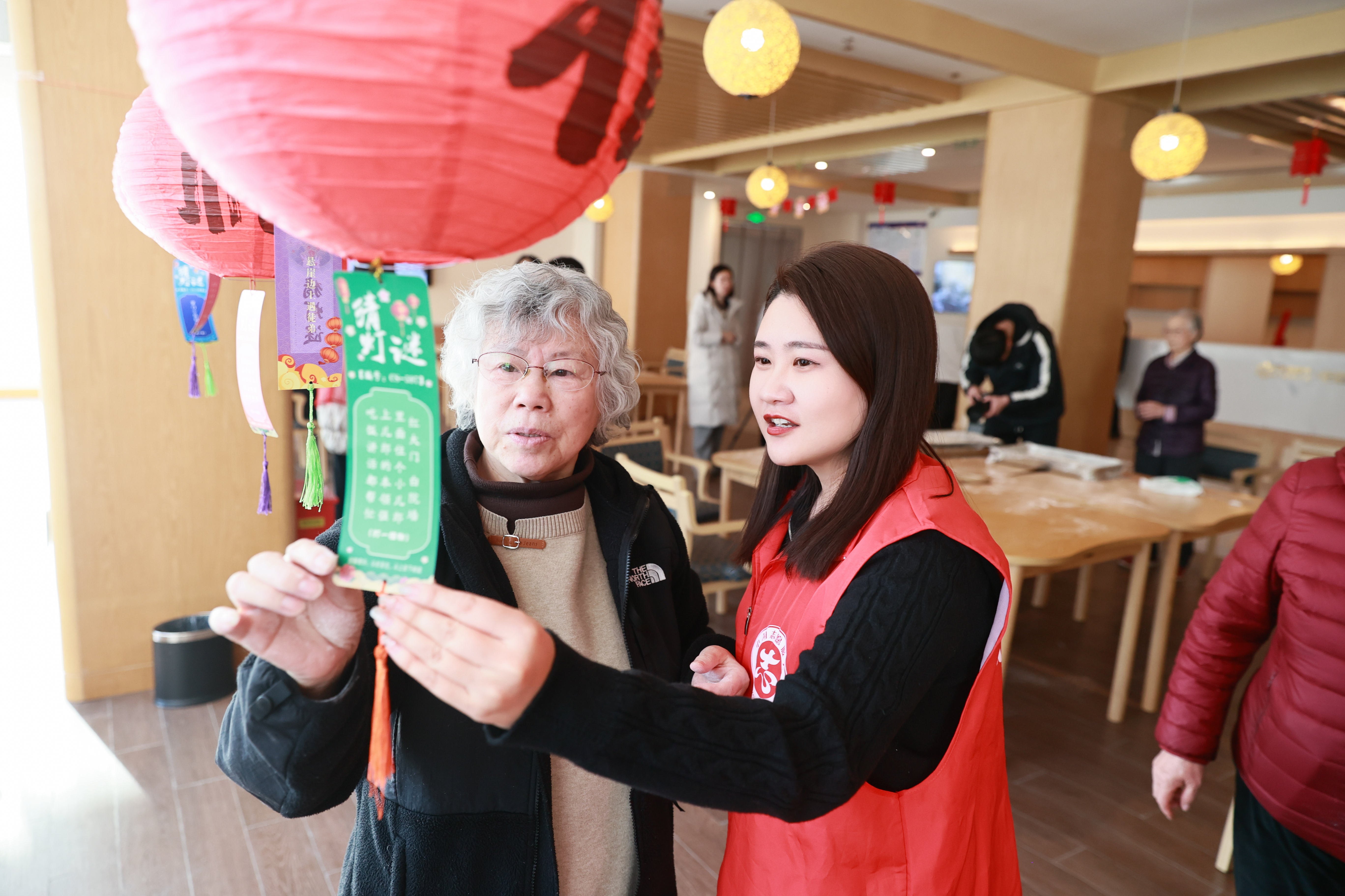 李丹丹（右）與老人在一起交流。 （ 東經路社區供圖）.jpg