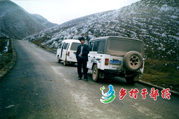 2006年，陳豪的父親買回了一輛北京吉普。從縣城開回家的路上，請(qǐng)朋友拍下這張照片2.jpg