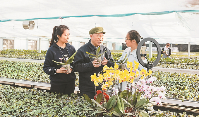 吳金印向青年干部傳授“產業經”。 （唐莊鎮黨政辦供圖）.jpg
